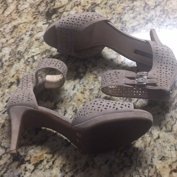 Shoes - Cute tan size 9 anklet sandals